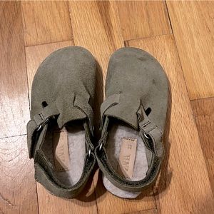 Zara Toddler clogs. Size 23/6.5. Olive green. Sherpa footbed.